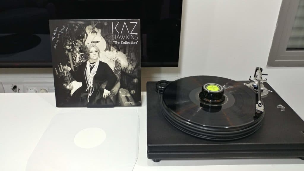 סקירה תקליט של קאז הוקינס - Kaz Hawkins