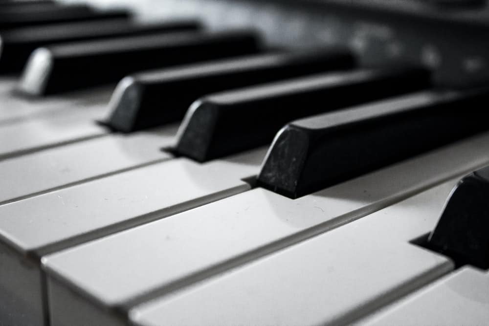 10 קטעי פסנתר מודרני שאתם חייבים להכיר