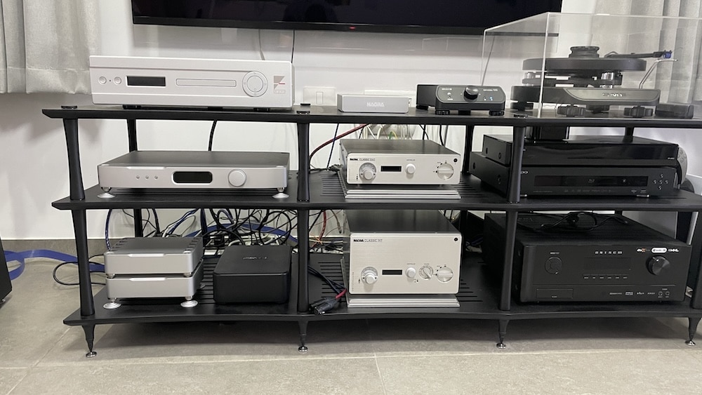 הסטנד הייעודי עם כל הבלגן מאחור