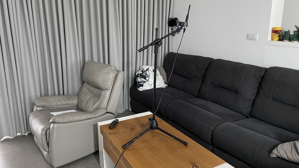 מיקרופון הכיול והסטנד שמגיעים עם ה-Lyngdorf TDAI-2210